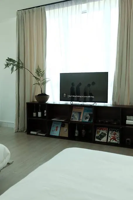 Cny Hbv Bauhaus Studio In Mount Austin Apartamento Johor Bahru 0*,